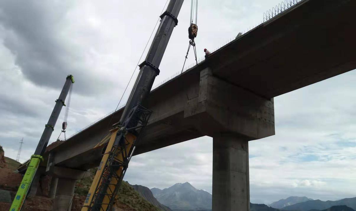 黄藏寺水利枢纽工程对外道路三道湾大桥主跨梁顺利吊装